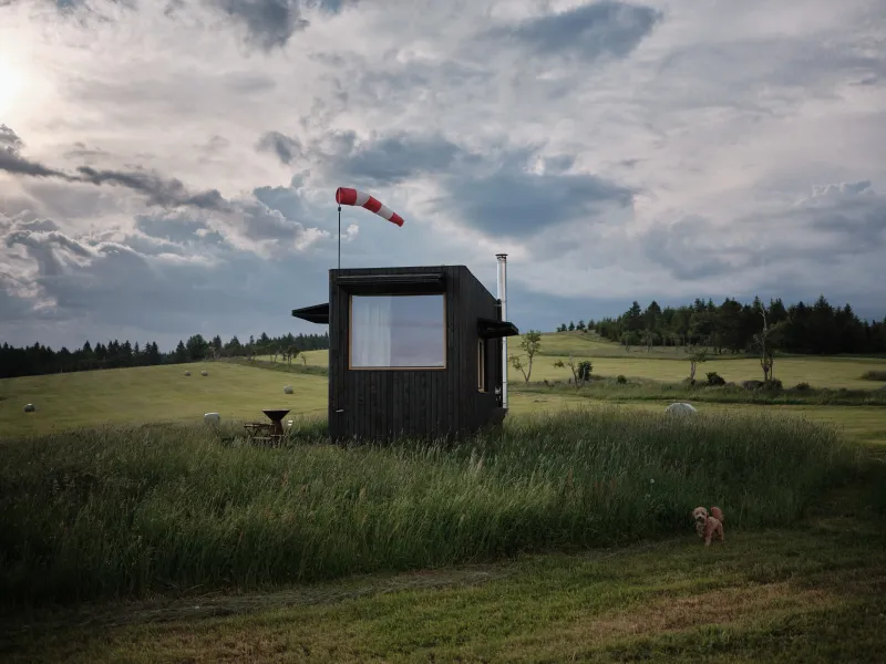 Außenansicht des Glamping Tiny Houses Na Malém Háji im Erzgebirge
